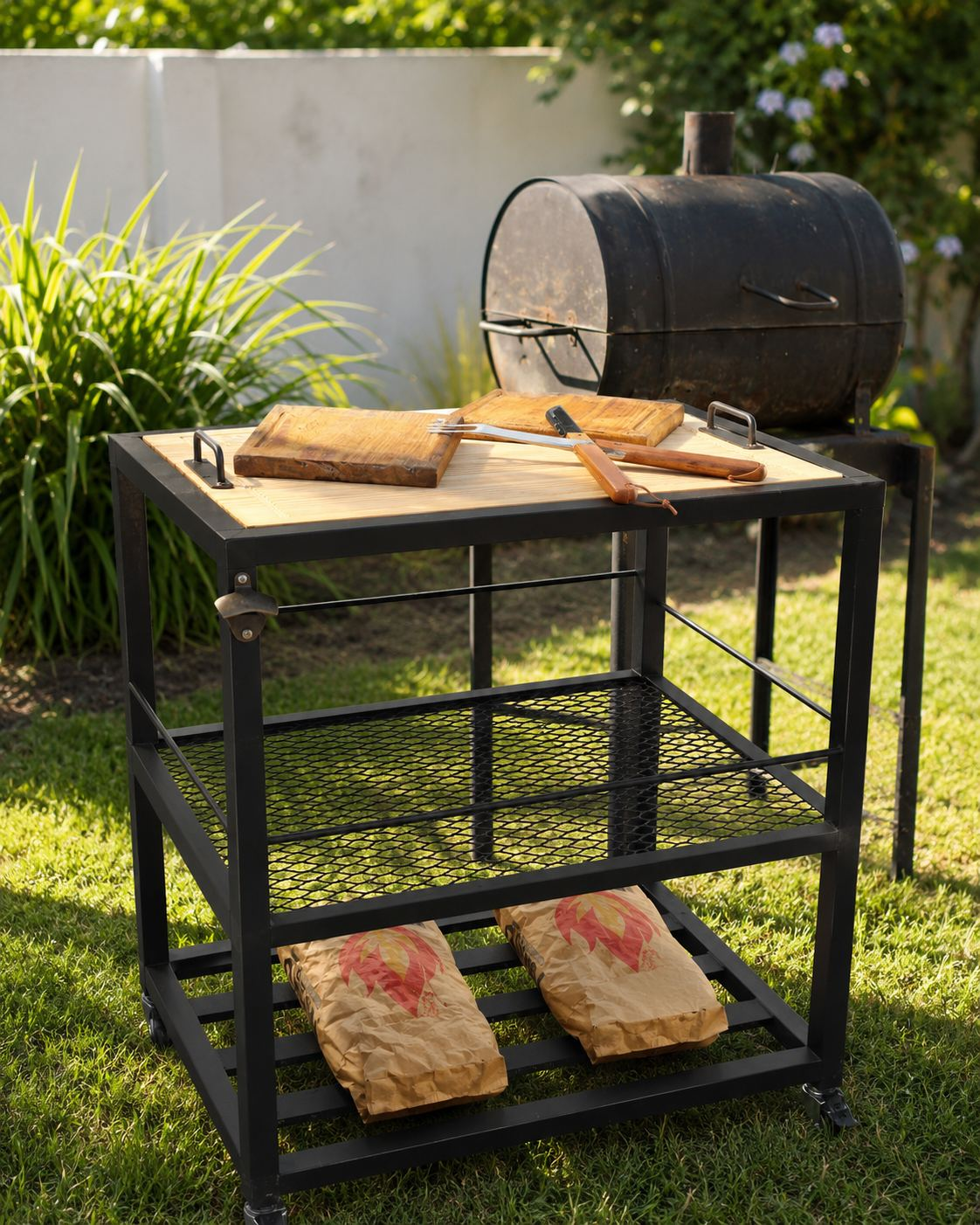 Mesa de apoyo lista para el asado junto a la parrilla