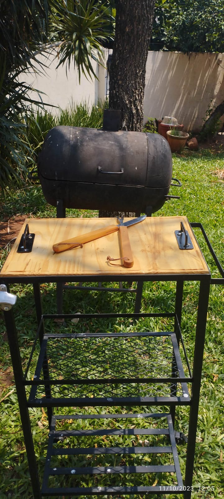Mesa de apoyo en uso frente a la parrilla